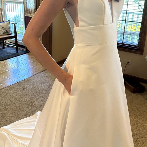 Paloma Blanca #4892 Classic Deep-V Low Back Wedding Dress WITH POCKETS - Picture 3 of 9